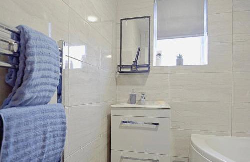 Comfortable 3-Bed Home - Driveway Parking - Foto 43