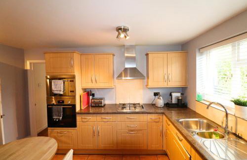 Binfield - Spacious Luxurious Four Bedroom House - Photo 5