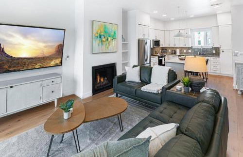 Dwntn Lux Townhome - Best Amenities- 3BD, 4BA - Photo 17