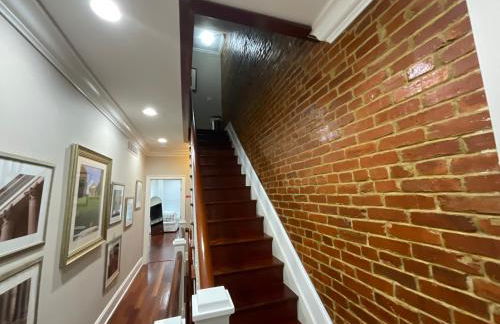 Classy Victorian Brownstone Subway Shopping - Photo 57