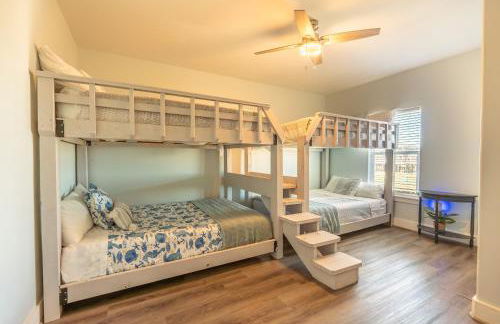 Noisywaves - Beachfront Paradise with Hot Tub, Yard, and Game Room - Foto 36