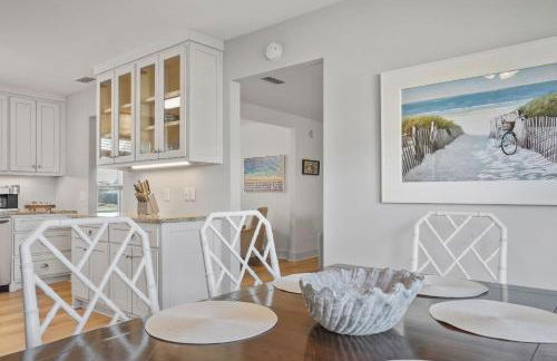 Southern Mermaid Cottage- Pet Friendly Fenced - Photo 17