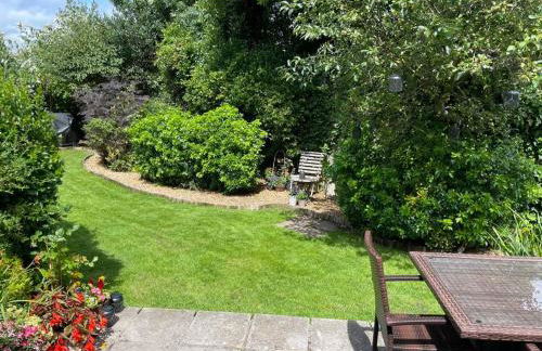 Lovely Charmouth cottage with log fire & garden close to beach - Photo 22