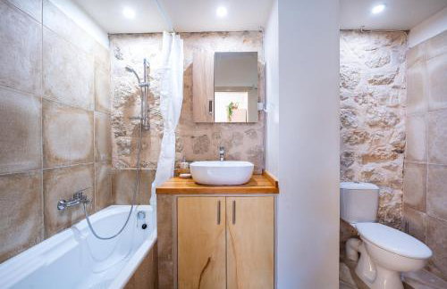 Central, Calm with Courtyard - Foto 16