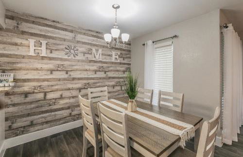 Cozy 2BR Farmhouse Apt - Sleeps 8 - FREE Parking! - Photo 14