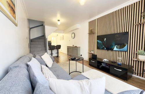 The Cozy Hideaway - 2 Bedroom apartment with garden in Orpington with free Parking - Photo 2