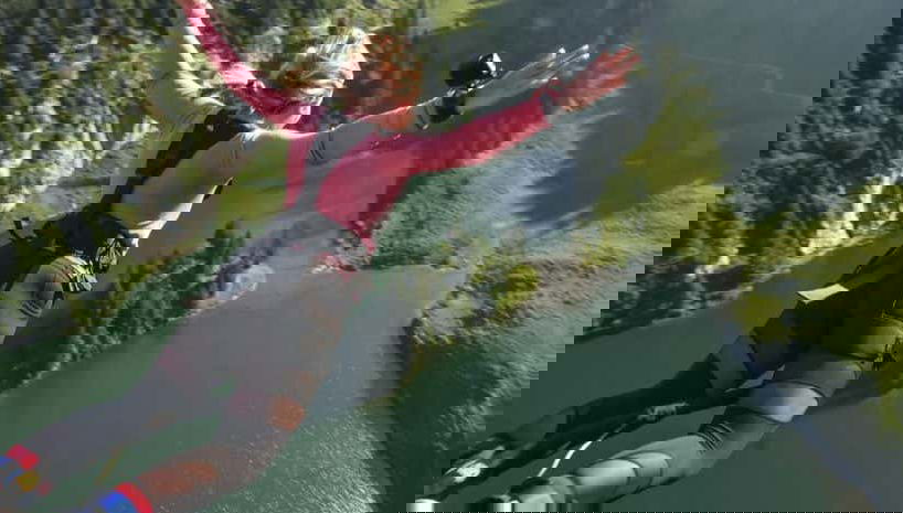 Saut à l'élastique à la montagne de Stockhorn