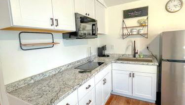 Cozy Tiny House Ideal for a Couples Retreat in Lake Hills, Texas - Photo 3