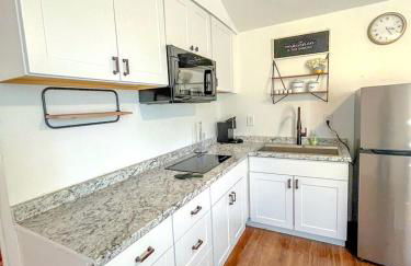 Cozy Tiny House Ideal for a Couples Retreat in Lake Hills, Texas - Foto 3