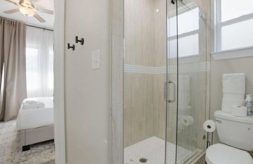 O30A Single-Story 2BR Townhome w King Beds, Workspace, Yard - Foto 16