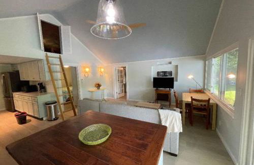 Berta's Lake Front Cottage on Winona Lake! - Foto 12