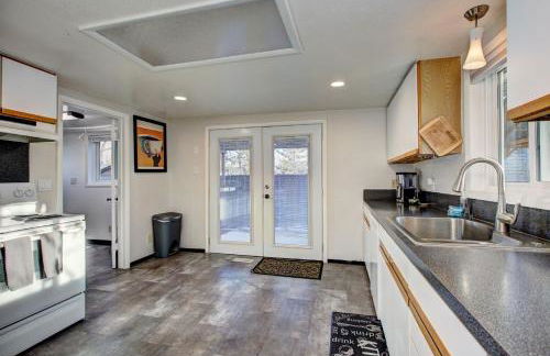 Little Blue Bungalow on Boise's Bench, Pet Friendly, Fully Fenced yard with doggie door! 2 miles from BSU, 5 minutes from Downtown Boise, Desk and workstation for remote workers, 2 TV's large walk-in closet, Good for mid-term stays - Foto 11