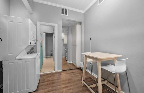 Modern & Chic Montrose Studio - Prime Location & Free Parking - Foto 2