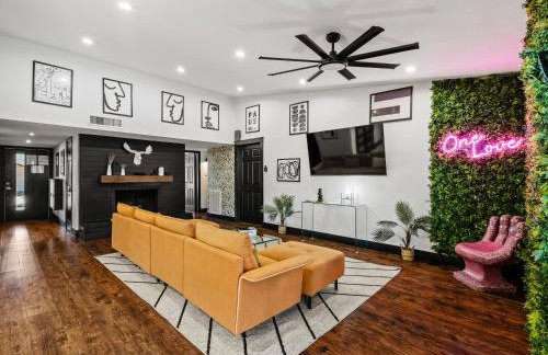 Stunning Carrollton Castle with 4 Bedrooms + Pool + Media Room - Foto 6