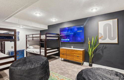 Steps to Edgewater - Sleeps 14 - Fun Game Room Retreat - Foto 60