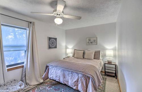 Walk to White River Home with Deck in Flippin! - Foto 15