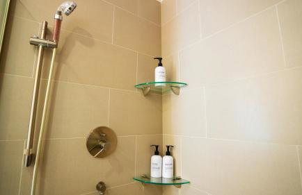 Grand Lux 4BR Prime Location & Serene Yard - Foto 27