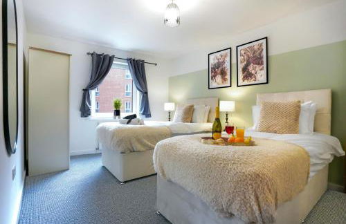 City Centre Apartment with Free Parking, Balcony, Super-Fast Wifi and Smart TV with Netflix by Yoko Property - Photo 2