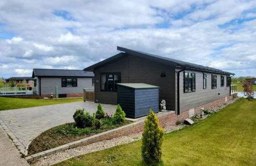 Luxury 2-Bed Lodge in Routh Sleeps 4 with Hot Tub - Foto 35