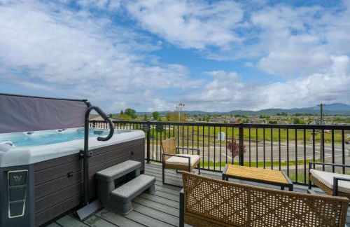 Golf Getaway, Hot Tub, EV Charger, New 2025 Build - Photo 9