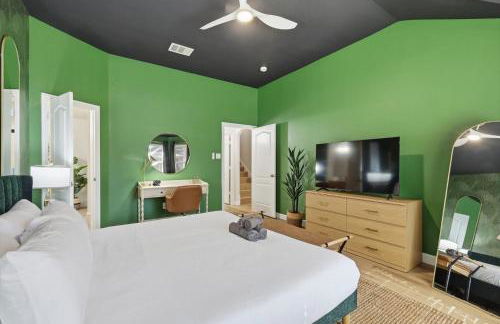 4BR w Pool Cinema Room, Mini Golf & EV - Photo 21