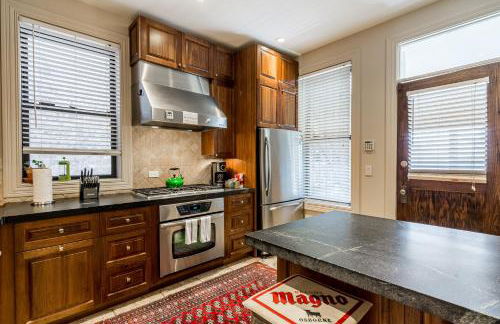 Logan Blvd Luxury! Enjoy the Well-Equipped Kitchen and Prime Location apts - Foto 11