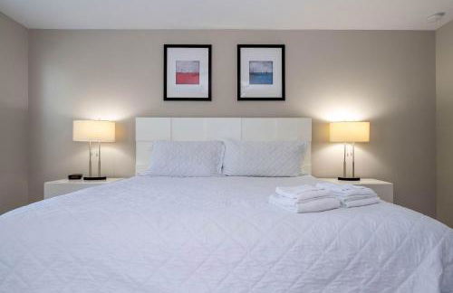 4BR Lakefront - Themed Rooms - Pool & BBQ! - Foto 15