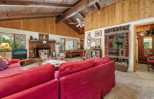 Catalina Retreat -Cozy mountain home in a tree filled neighborhood, plenty of games and a hot tub! - Foto 16