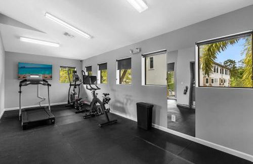 Cozy & Elegant 4BR Enchanted Townhouse - 1 Mile to Disney with Resort Pool, Gym, & Jacuzzi - Photo 39