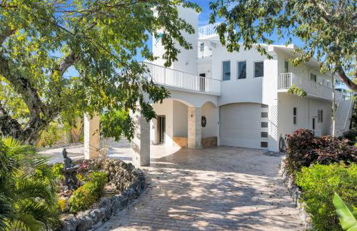 NEW LISTING! Reel Joy Waterfront Luxe with Pool and Private Dock home - Foto 51