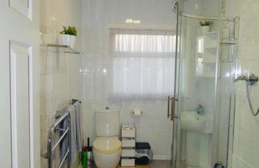 SPACIOUS 3 BED HOUSE WITH PARKING & GOOD TRANSPORT - Photo 14
