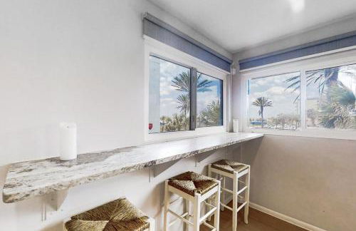 Renovated condo with ocean views, pool, & beach access - Foto 8