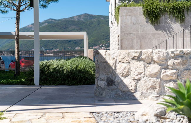 Villa Lastva is a Five Star Seafront Luxury Villa With Privite Pool - Foto 63