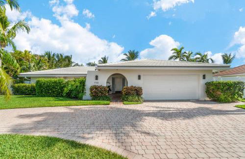 Seven Palms Waterfront- Private Dock, Heated Pool & Lanai -Walk to beach! by Maven Vacation Rentals - Foto 75