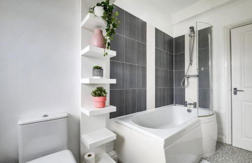 4 Bedroom Stylish House in Central Redditch - Foto 8