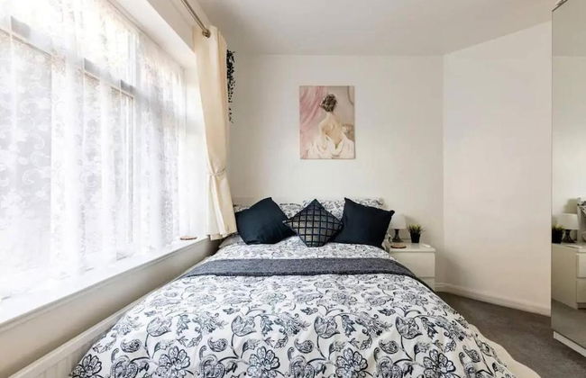 1 Bed-sleeps 4-free Parking-30 Min to Central Ldn - Photo 1