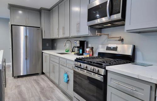 Spacious 3 bedroom unit with backyard and parking just 10 minutes from Rodeo Dr and attractions! - Photo 13