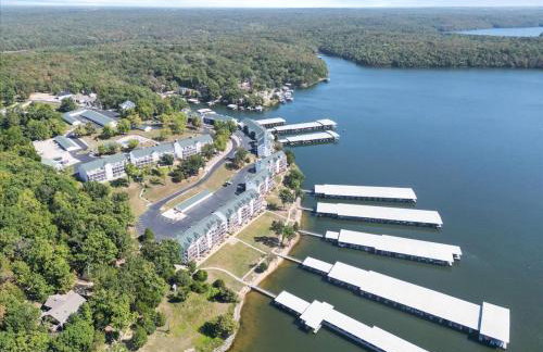 Lakefront Osage Beach Condo + Workspace w/ Pool Views - Foto 51