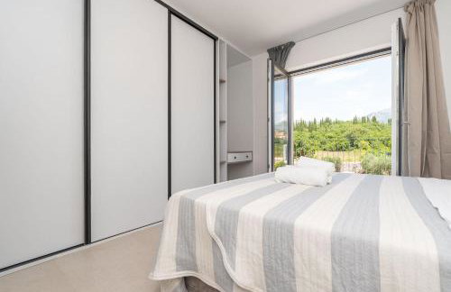 Green & Blue Five Bedroom Villa with Private Pool and Complete Privacy - Photo 17