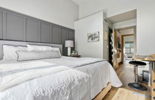 Perfectly Located 3 Bed 3.5 Bath Beautiful Townhome - Photo 17