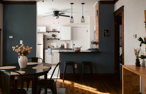 Modern & Cozy 2BR Retreat Near West Blvd - Foto 18