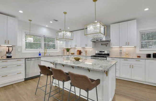 Luxury 7BR Buckhead Oasis w Pool Gameroom Firepit - Foto 6