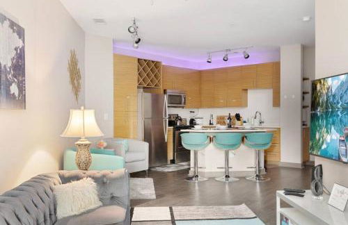DT Charm Apt with Pool,Gym,Wine,WKSpace, Free Parking - Photo 9