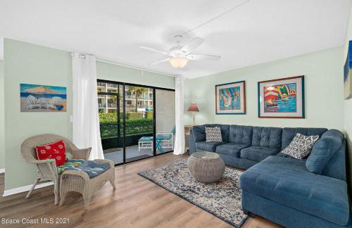 Coastal 2BR Oceanfront Escape, Steps from Sand & Pool - Foto 1