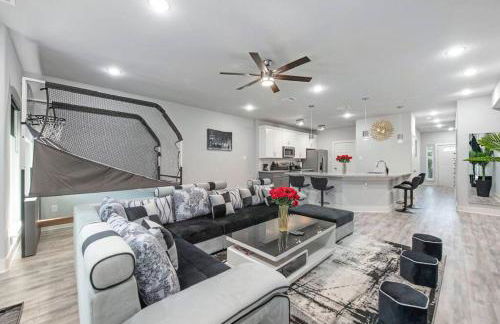 Spacious Modern Townhome w Indoor Court, King Beds & Huge TVs! - Foto 8