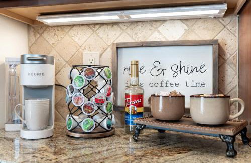 Fire Pit Getaway Shops and Dining 70in TV - Foto 10