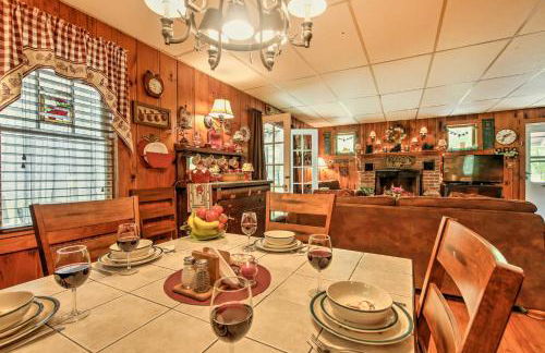 Pet-Friendly Cabin with Fire Pit, BBQ and Great Deck! - Foto 6