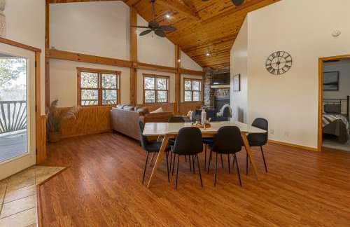 3BR Home w Hot Tub & Sunset Views Near SIUC - Foto 16