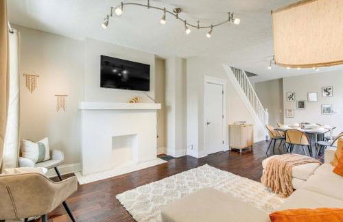 Quiet & Spacious Home Near Downtown - Foto 14