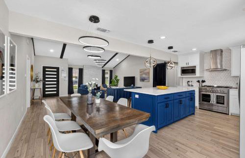 Perfect Getaway Home w Pool Jacuzzi Cinema Room - Photo 10